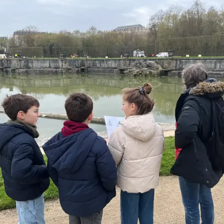 Equipe de jeune enquêteur à propos de l'affaire des poisons à Versailles.