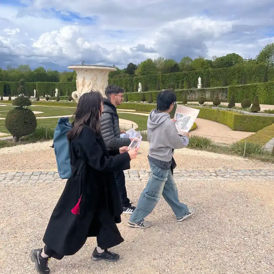 Enquêteur dans les bosquets du château de Versailles