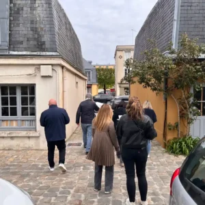 Enquêteur dans le quartier Saint-Louis à Versailles