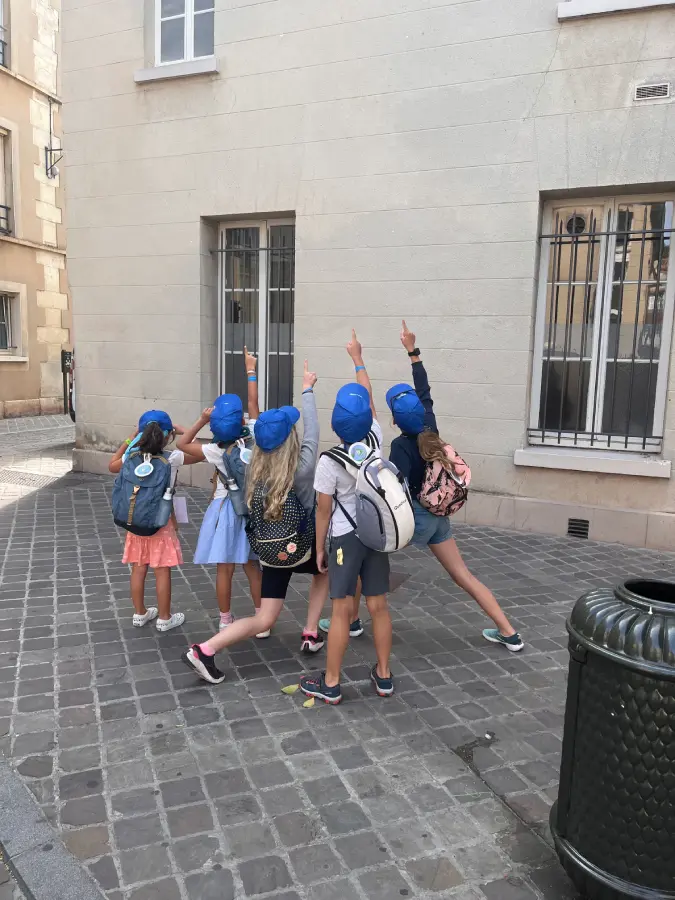 Equipe d'enfant en train de faire un escape game historique à Saint-Germain-en-Laye.