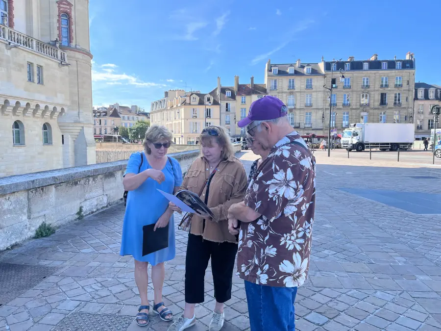 Enquêteur à Saint-Germain-en-Laye. Face au château vieux.