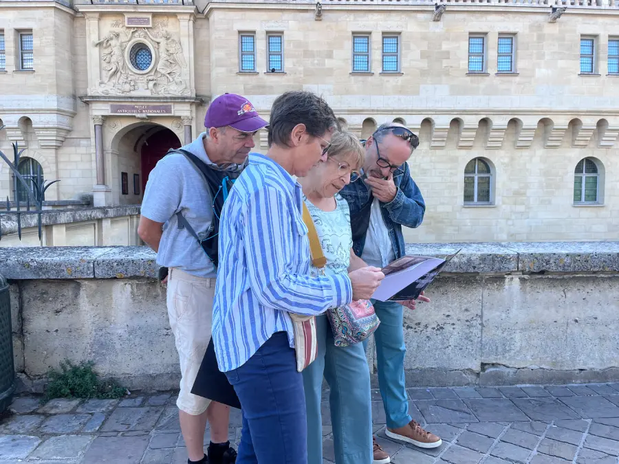 Enquêteur à Saint-Germain-en-Laye. Face au château vieux.