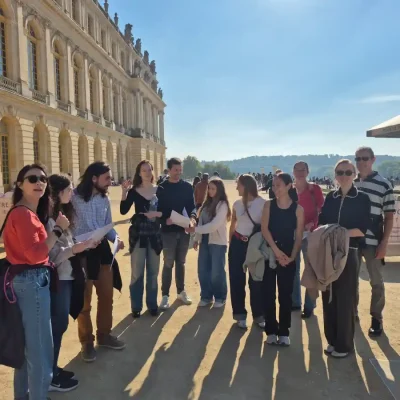 Enquêteur dans les bosquets du château de Versailles