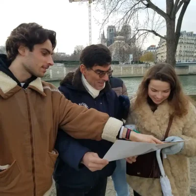 Enquêteur à la recherche de la fiole d'immortalité sur l'île Saint-Louis.