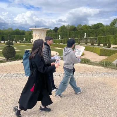Enquêteur dans les bosquets du château de Versailles