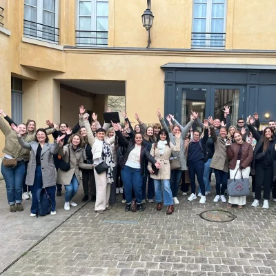 Equipe contente à la cour des senteurs