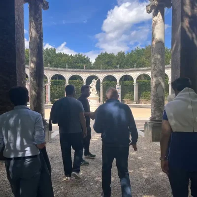 Enquêteur dans les bosquets du château de Versailles
