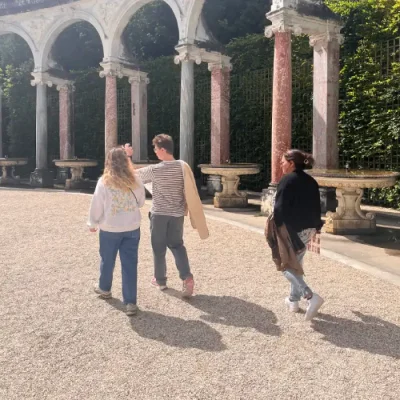 Enquêteur dans les bosquets du château de Versailles