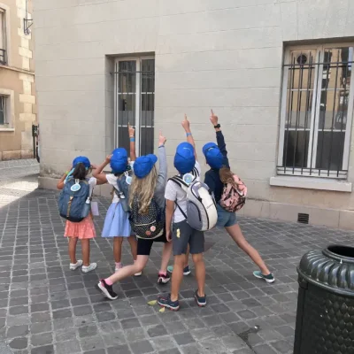 Equipe d'enfant en train de faire un escape game historique à Saint-Germain-en-Laye.