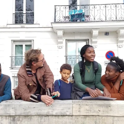 Equipe de particulier en train d'enquêter pour retrouver la fiole d'immortalité.